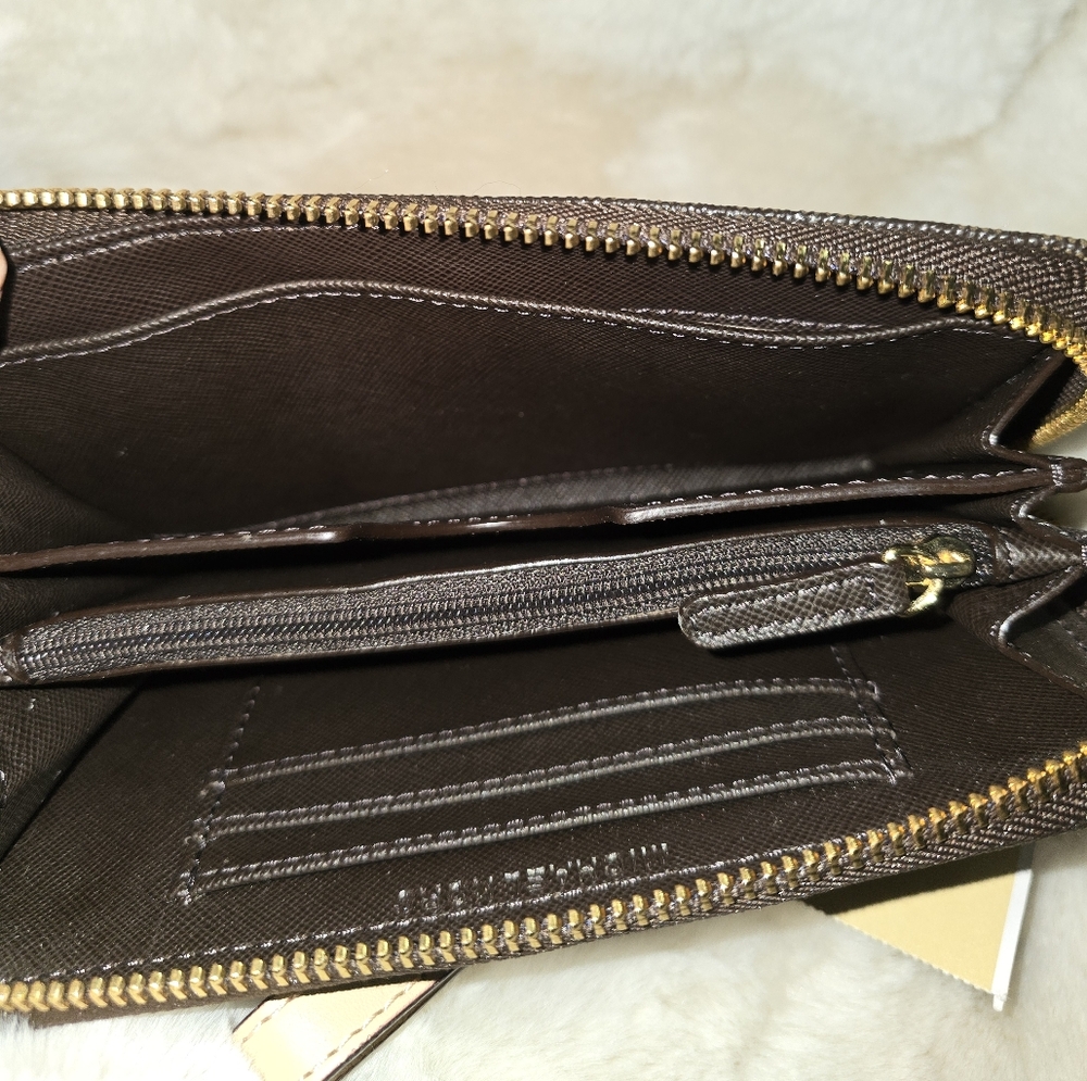 Michael Kors Monogram Zip-around phone wallet NWT - Picture 4 of 8